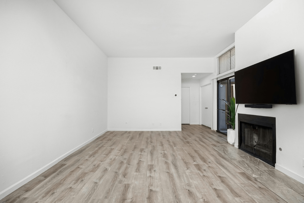 Wohnung kaufen – moderne, helle Eigentumswohnung ohne Möbel, Fernseher an der Wand