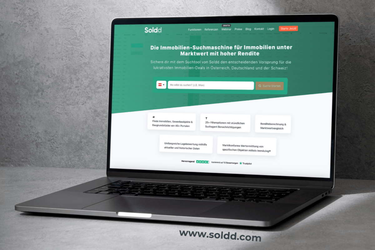 Laptop mit geöffneter Soldd-Website – Immobilien-Suchmaschine für Marktwertanalyse, Renditevergleich und Lagebewertung (Soldd Immobiliebewertung).