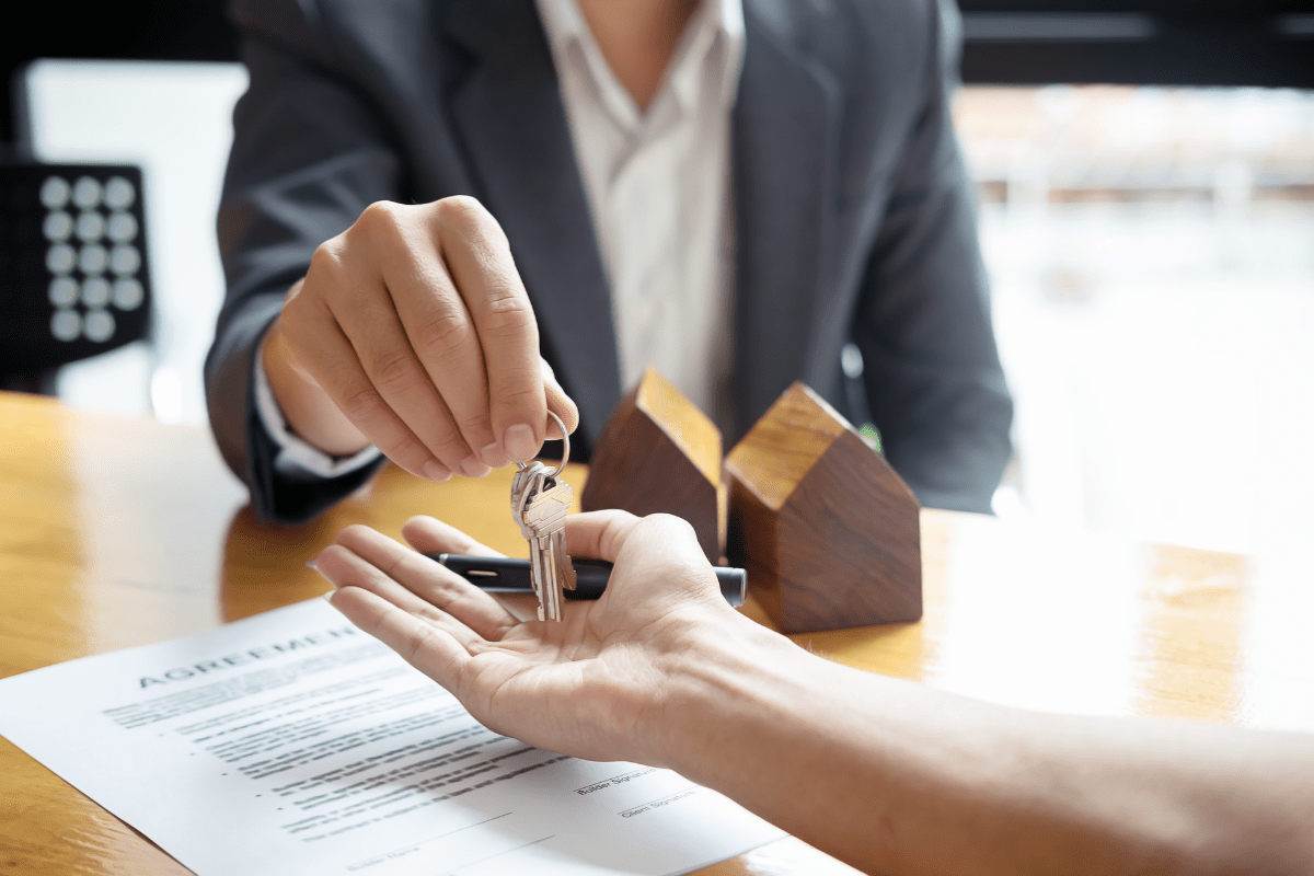 Ablauf eines Immobilienkaufs – Unterschrift beim Notar und Wohnungsübergabe.
