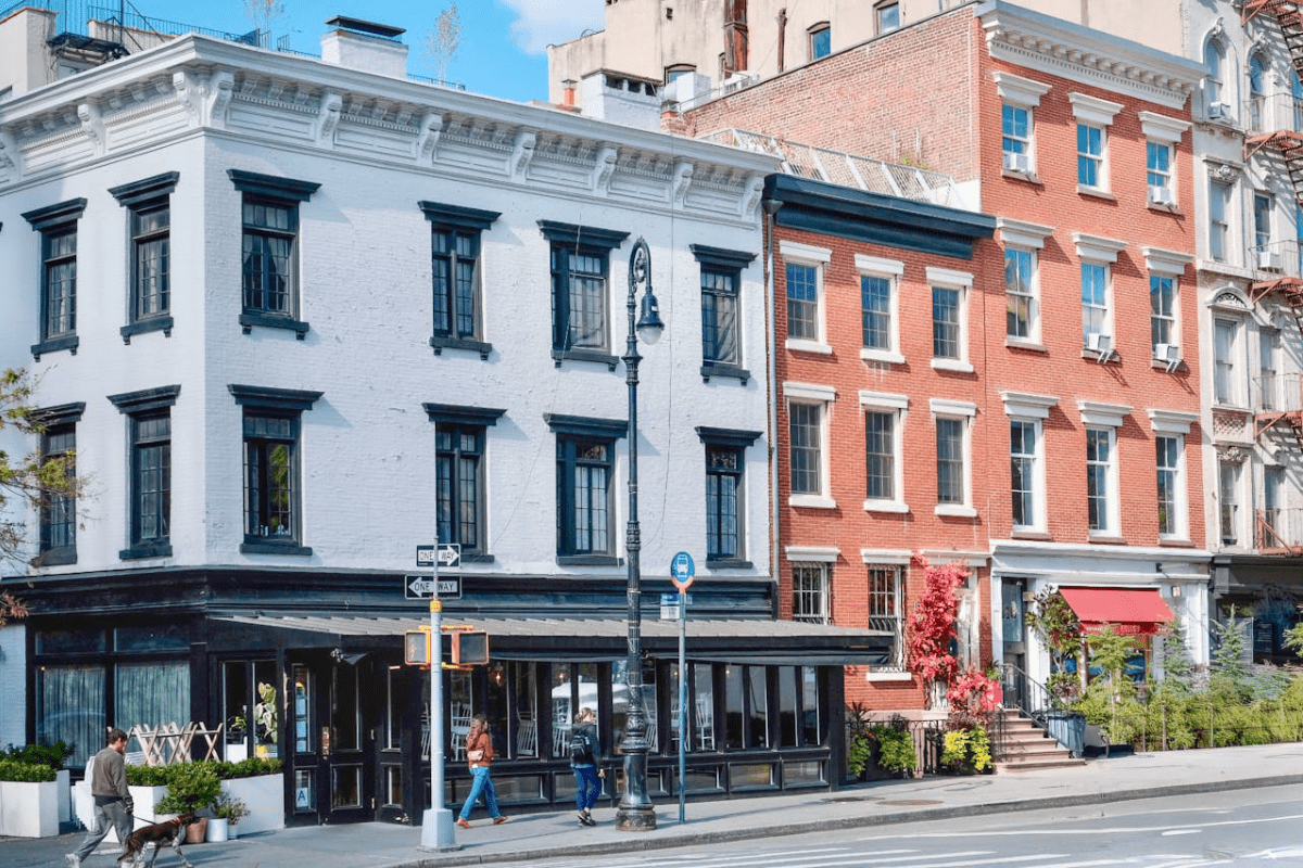 Straßenszene mit Wohn- und Geschäftshäusern in gepflegter Stadtlage
