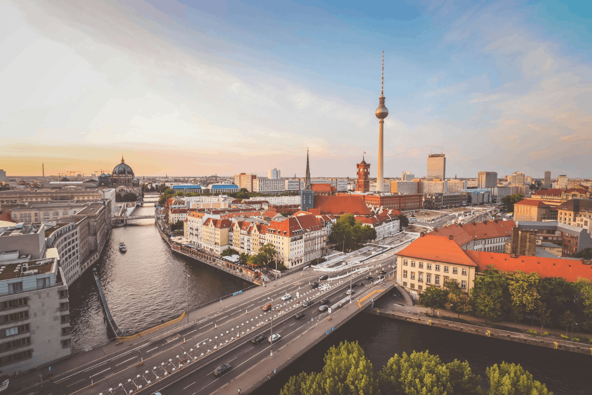 Immobilien kaufen Deutschland - Luftaufnahme von Berlin mit Fernsehturm, Spree und historischen Wohngebäuden