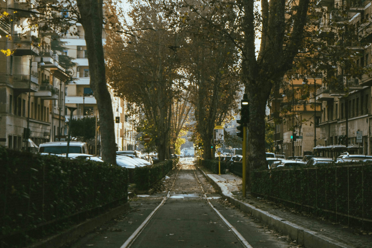 Ruhiges Wohnviertel, Straße mit Gehweg und Bäumen