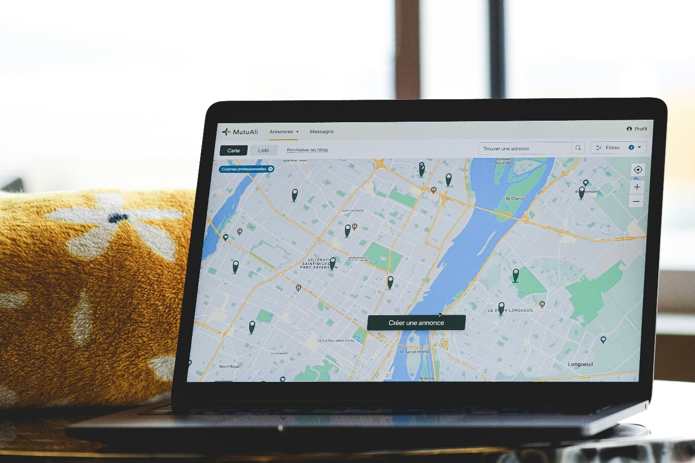 Standortanalyse – Laptop mit Stadtkarte und Standortmarkern