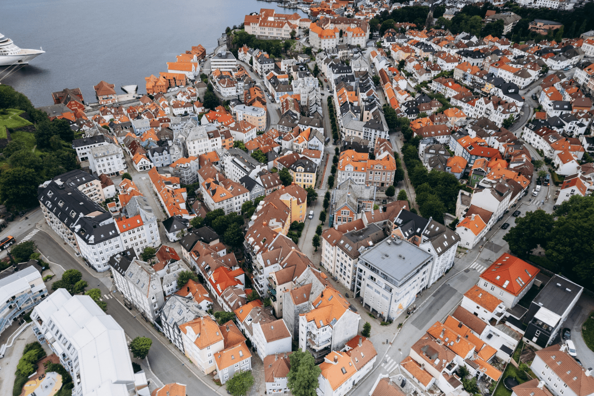 Mikrolage – ein Stadtteil mit Häusern, Bäumen und Straßen von oben